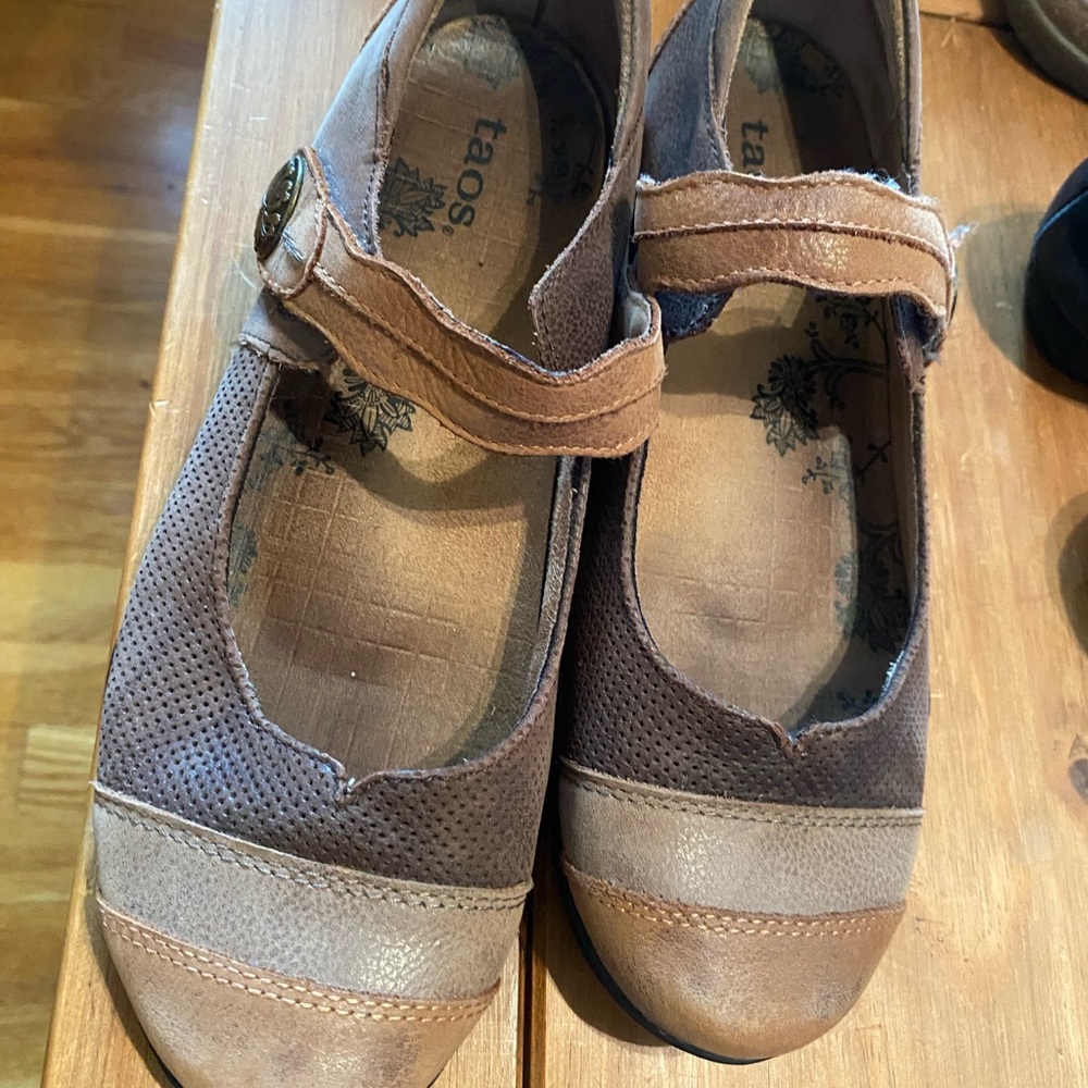 Taos Footwear Brown Tan Mary Jane Strap Flats - Picture 2 of 4